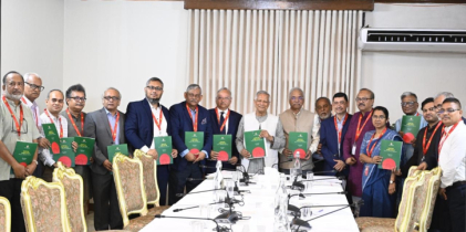 প্রধান উপদেষ্টার কাছে প্রতিবেদন জমা দিলো শ্রম সংস্কার কমিশন