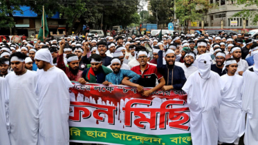 কাফনের কাপড় পরে পলিটেকনিক শিক্ষার্থীদের মিছিল